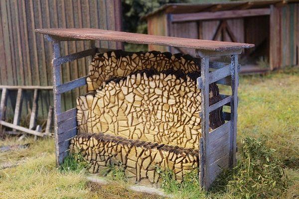 Unterstand mit Holzvorrat 1:45 - Langmesser-Modellwelt - Model-Scene
