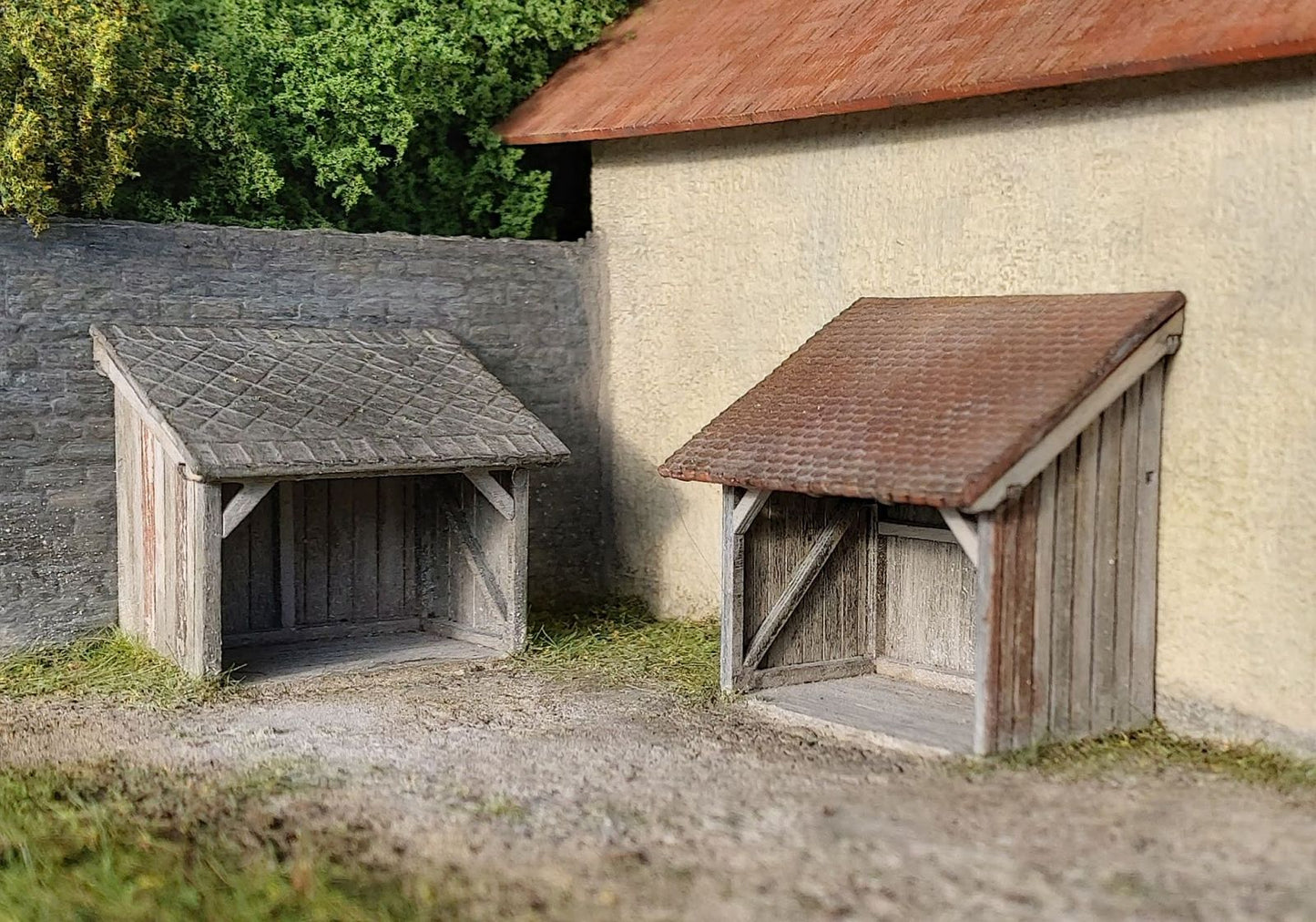 Zwei Schuppen an der Wand 1:87 - Langmesser-Modellwelt - Model-Scene