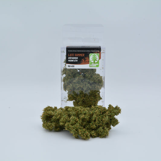 Natür­liches Buschwerk mit Blättern – Spätsommer